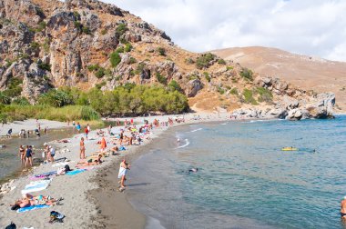 Girit, Yunanistan-Temmuz 23:tourists aşağı preveli sahile gider üzerinde Temmuz 23,2014 tarihinde Girit, Yunanistan. preveli beach ana şehrin güneyindeki 40 km mesafededir ve Girit'te en sakin kumsal.
