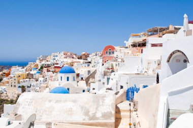 Santorini Island, Yunanistan tipik beyaz ve mavi boyalı evler ile Oia görmek.