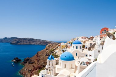 santorini, Yunanistan adada Beyaz evleriyle caldera kenarına.