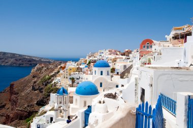 santorini, Yunanistan adada Beyaz evleriyle caldera kenarına.