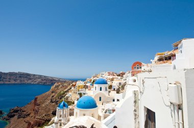 santorini, Yunanistan adada caldera kenarına mavi kubbeler ile kiliseler.