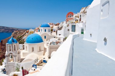 santorini oia köyün dar yolda. Yunanistan