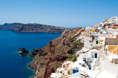 Santorini, Yunanistan adada caldera kenarına evleri.