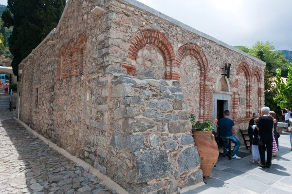 Crete-juli 20: Groep van de pelgrims in het klooster van Kera Kardiotissa op het eiland Kreta op juli 20,2014 in Griekenland. — Stockfoto