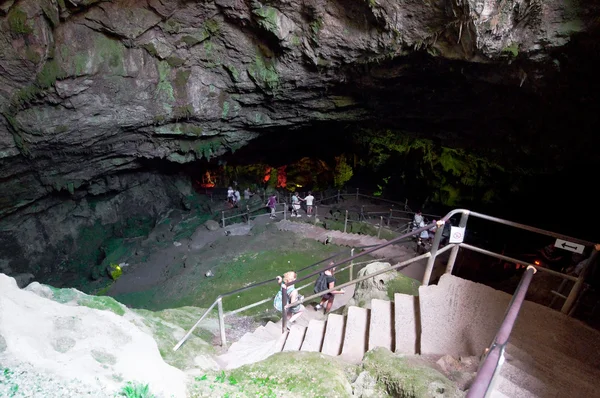 クレタ島、ギリシャ 7 月 21: 7 月のゼウスの洞窟に階段ギリシャのクレタ島の 21,2014. — ストック写真