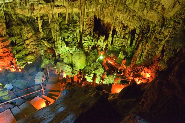 Tourists go down to the Psychro Cave (Cave of Zeus) on the island of Crete,Greece. — Stock Photo, Image