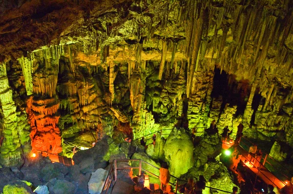 Group of tourists inside of  the Psychro Cave (Cave of Zeus) on the island of Crete,Greece. — Stock Photo, Image