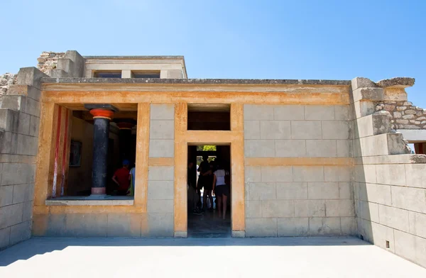 Turistas no palácio de Cnossos na ilha de Creta, Grécia . — Fotografia de Stock