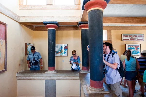Kreta, Griekenland-juli 21: Toeristen in het paleis van Knossos op juli 21,2014 op het eiland Kreta in Griekenland. — Stockfoto