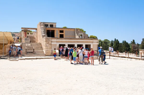 CRETE, GRÈCE-21 JUILLET : Touristes au palais Knossos le 21 juillet 2014 sur l'île de Crète en Grèce . — Photo