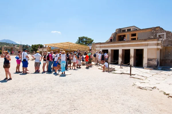 CRETE, GRÈCE-21 JUILLET : Touristes au palais Knossos le 21 juillet 2014 sur l'île de Crète en Grèce. Knossos est le plus grand site archéologique de l'âge du bronze sur l'île de Crète, en Crète . — Photo