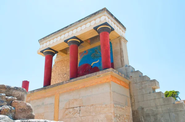 North Entrance with charging bull fresco at the Knossos palace. Greece island, Greece. — Stock Fotó