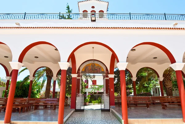 CRETE,HERAKLION-JULY 25: Monastery of Panagia Kalyviani arched courtyard on July 25 on the Crete island, Greece. The Monastery of Panagia Kalyviani is located 60km south of Heraklion. — 图库照片