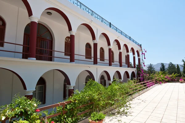 Monastery of Panagia Kalyviani arched courtyard.Greece — Stok fotoğraf