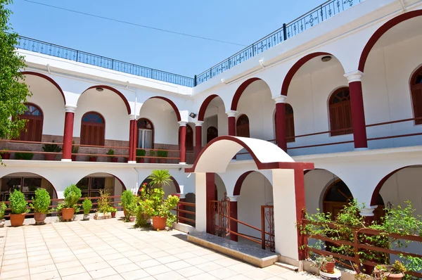 Monastery of Panagia Kalyviani arched courtyard.Greece — Stockfoto