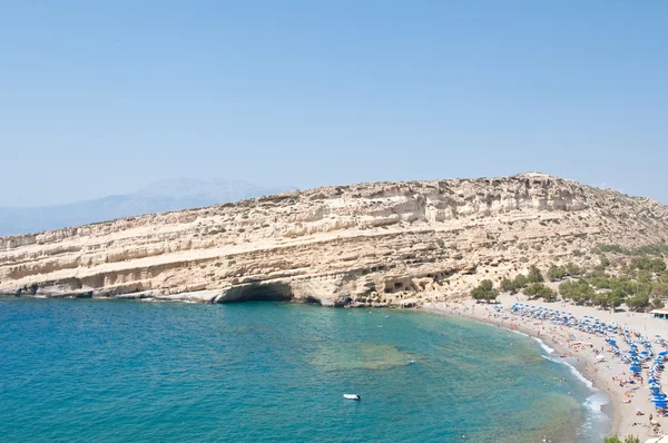 Matala hippy beach with caves on the Crete island, Greece. — Stock Photo, Image