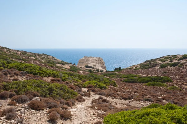 Libische zee en de bergen in de buurt van Matala strand op het eiland Kreta, Griekenland. — Stockfoto