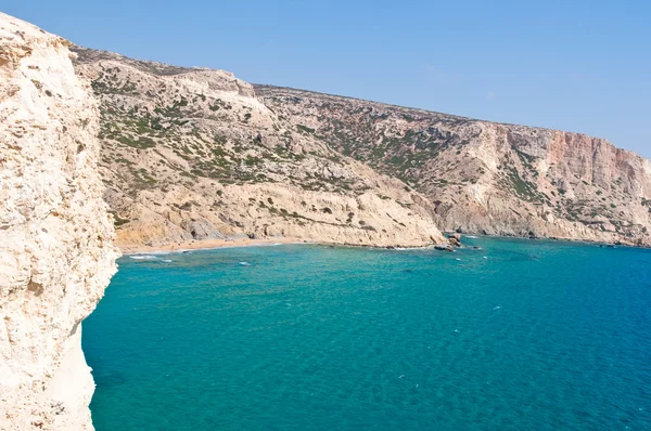 Mar libio y playa de ropa opcional cerca de la playa de Matala en la isla de Creta, Grecia . — Foto de Stock