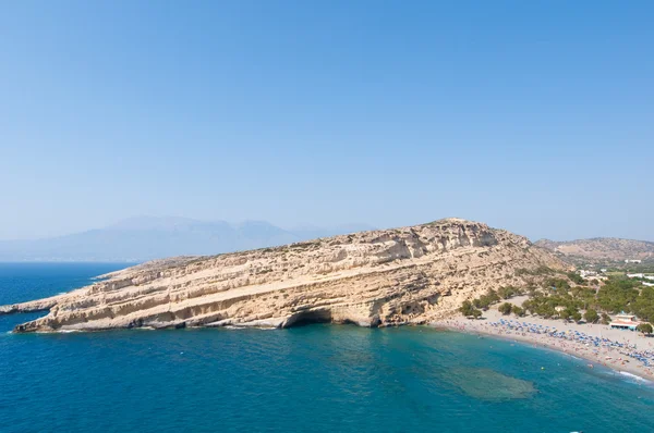 Vista panorámica de la playa de arena de Matala con cuevas cerca de Heraklion en la isla de Creta, Grecia . —  Fotos de Stock