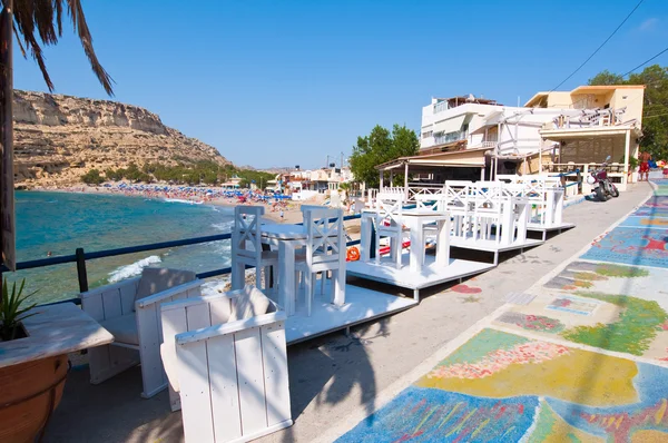 MATALA, CRETE-JULIO 22: Calle Matala el 22 de julio de 2014 en la isla de Creta, Grecia. Matala es un pueblo situado a 75 km al suroeste de Heraklion, Creta . — Foto de Stock