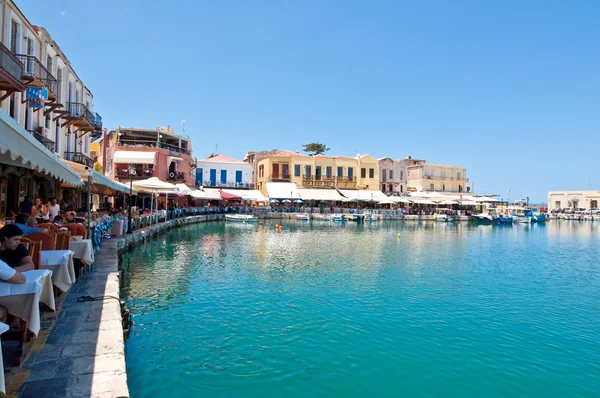 CRETE, RETHYMNO-JULIO 23: El puerto veneciano con los diversos bares y restaurantes en la ciudad de Rethymno el 23 de julio de 2014. Isla de Creta, Grecia . — Foto de Stock