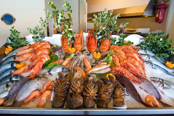 Frutos do mar expostos para venda na ilha de Creta, Grécia . — Fotografia de Stock