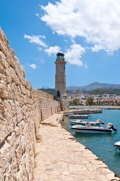 A velha parede com o farol. Rethymno cidade, A ilha de Creta, Grécia . — Fotografia de Stock