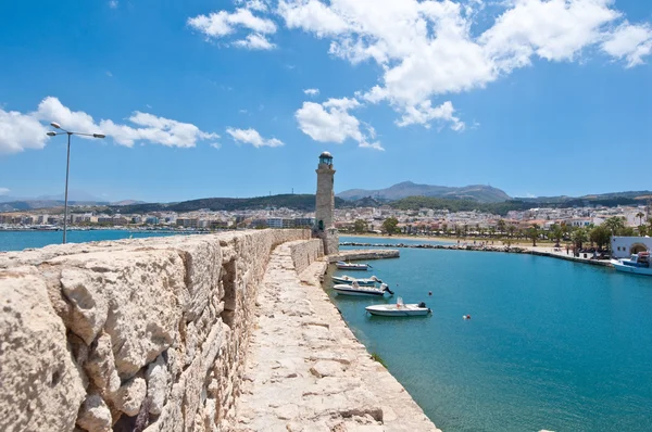 El antiguo puerto con el faro en la ciudad de Rethymno, la isla de Creta, Grecia . — Foto de Stock