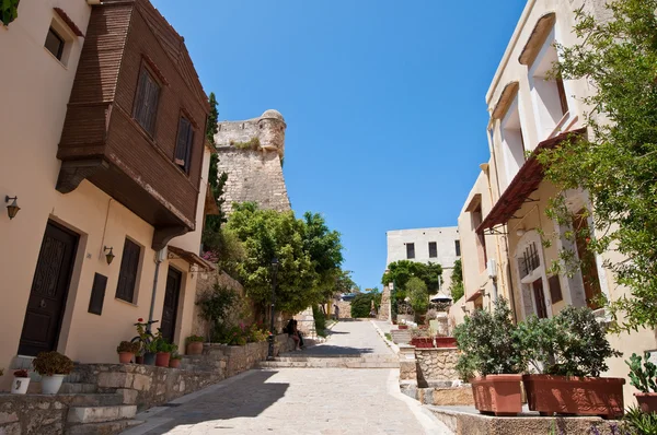 RETHYMNO,CRETE-JULY 23: Tourists have a rest at the local restaurant on July 23,2014 in the old town of Rethymno city. Crete island, Greece. — Stock Photo, Image