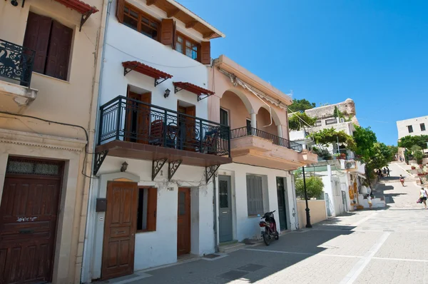 Rethymno, Crete-juli 23: Toeristen hebben een rust in een lokaal restaurant op juli 23,2014 in de oude stad Rethymno stad. Kreta, Griekenland. — Stockfoto