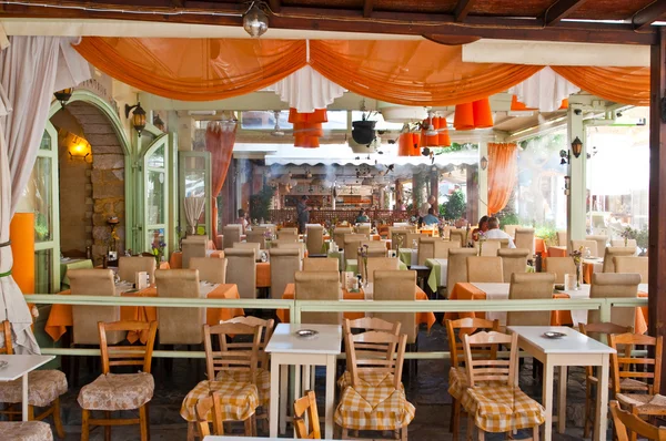 RETHYMNO, CRETE-JULIO 23: Interior de un restaurante local el 23 de julio de 2014 en la ciudad de Rethymno en la isla de Creta, Grecia . — Foto de Stock