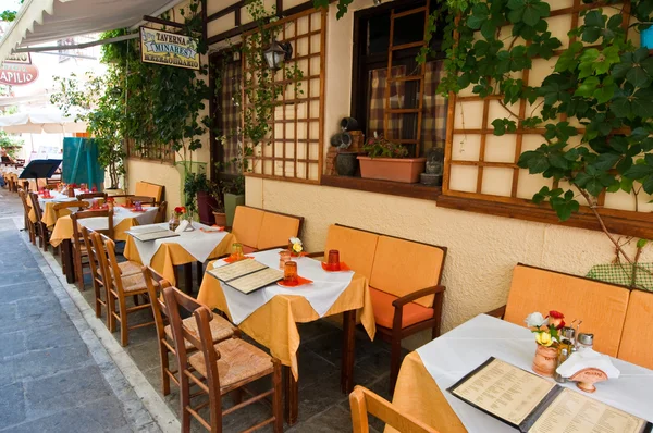 RETHYMNO, CRETE-JULIO 23: Interior de un restaurante local el 23 de julio de 2014 en la ciudad de Rethymno en la isla de Creta, Grecia . — Foto de Stock