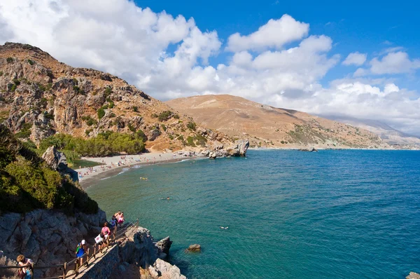 Kreta, Grecja lipiec 23:tourists zejdź na dół schodów na plażę preveli lipca 23,2014 na Krecie, Grecja. plaża Preveli znajduje się 40 km na południe od głównego miasta i jest najbardziej malowniczej plaży na Krecie. — Zdjęcie stockowe