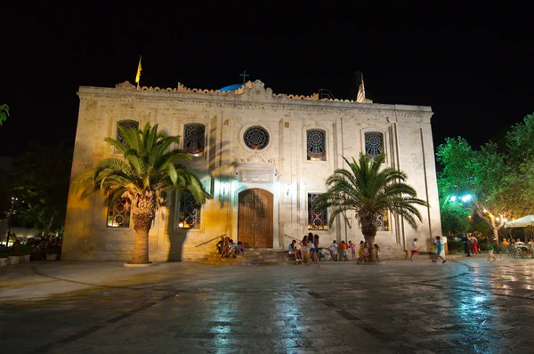 CRETE, HERAKLION-25 DE JULIO: La basílica de San Tito en la noche del 25 de julio de 2014 en Heraklion en Creta, Grecia . — Foto de Stock