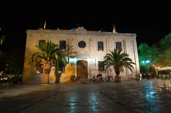 CRETE, HERAKLION-25 DE JULIO: La basílica de San Tito en la noche del 25 de julio de 2014 en Heraklion en Creta, Grecia . — Foto de Stock