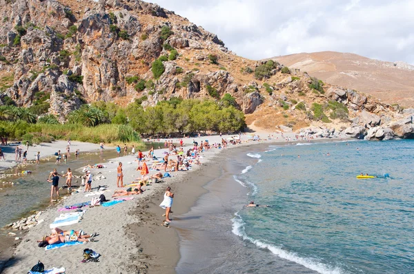 Kreta, Griekenland-juli 23:tourists ga beneden naar het strand preveli op juli 23,2014 op Kreta, Griekenland. het strand van preveli ligt 40 km ten zuiden van de hoofdstad en is de meest idyllische strand in Kreta. — Stockfoto