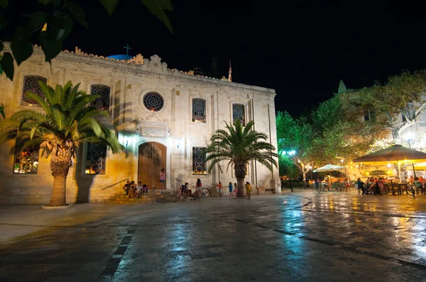 CRETE, HERAKLION-25 DE JULIO: La basílica de San Tito en la noche del 25 de julio de 2014 en Heraklion en Creta, Grecia . — Foto de Stock