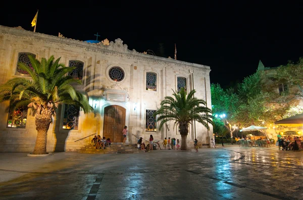 CRETE, HERAKLION-25 DE JULIO: La basílica de San Tito en la noche del 25 de julio de 2014 en Heraklion en la isla de Creta, Grecia . — Foto de Stock