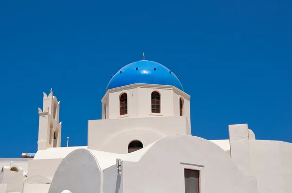 Oia-kirche mit blauer kuppel auf der insel santorini, griechenland. — Stockfoto
