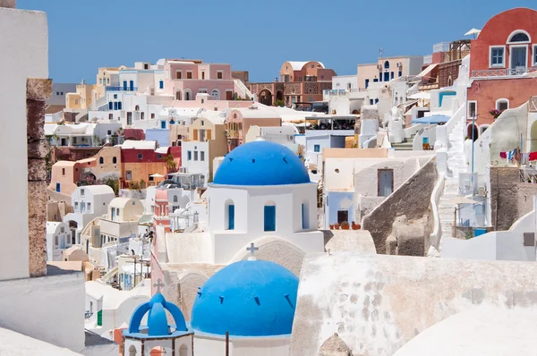 Chiesa di Oia con cupole dipinte di blu e bianco sull'isola di Santorini, Grecia . — Foto Stock