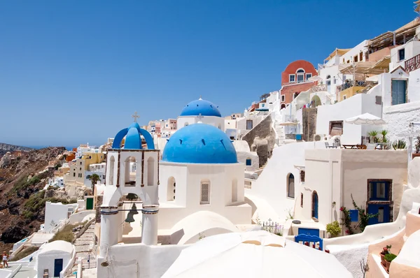 Oia kyrka med blå kupoler på ön Santorini, Grekland — Stockfoto