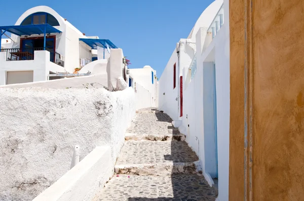 A rua estreita na ilha de Santorini, Oia. Grécia . — Fotografia de Stock