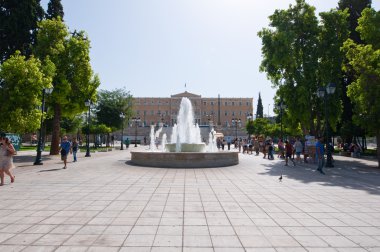 Atina-22 Ağustos: Syntagma Meydanı Çeşmesi ve 22 Ağustos 2014 Atina, Yunanistan'ın bina Parlamento ile.