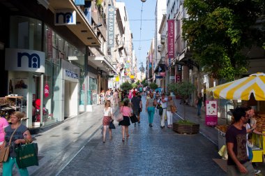 Atina-22 Ağustos: Ermou Caddesi üzerinde çeşitli dükkanlar ile 22 Ağustos 2014 Atina, Yunanistan'ın alışveriş. Bir ana alışveriş caddesi Atina'da Ermou Caddesi değil.