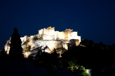Atina Acropolis gece Areopagus Tepesi 'nde görüldüğü gibi Akropolis girişinde sadece feryat.