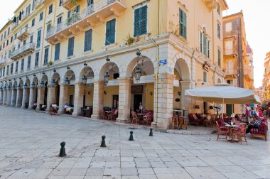 Corfu-22 Ağustos: Venedik Korfu şehir Corfu Island, Yunanistan 22 Ağustos 2014 yerel restoranlar sıra ile.