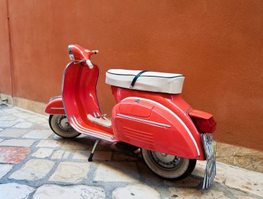 Corfu-22 Ağustos: Vintage Vespa scooter üzerinde 22 Ağustos 2014 Korfu sokakta Yunanistan Corfu adasında. Vespa scooter Piaggio tarafından üretilen İtalyan bir markasıdır..