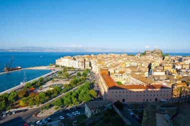 Corfu-22 Ağustos: Corfu Town yeni kale üzerinden panoramik görünümü hill St Mark üzerinde 22 Ağustos 2014 Corfu Island, Yunanistan yerleşik.