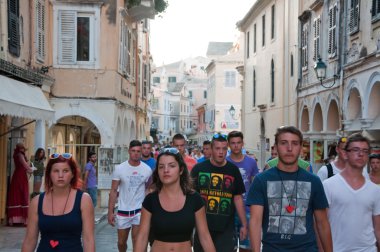 Corfu-22 Ağustos: Korfu Kasabası Corfu Island, Yunanistan 22 Ağustos 2014 Hatıra Eşyası dükkanlar sıra ile.