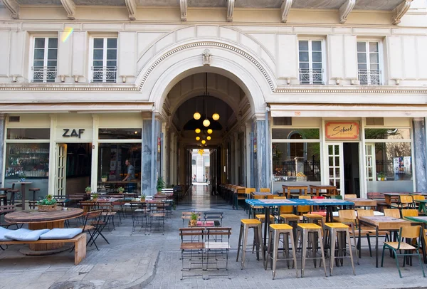 ATENAS-AGOSTO 22: Restaurante local a uma curta distância da Acrópole em Plaka em agosto 22.2014 em Atenas . — Fotografia de Stock